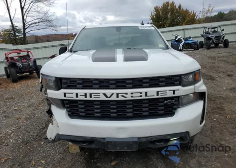 2021 Chevrolet Silverado K1500 Custom z USA, uszkodzony, nr VIN 1GCPYBEK4MZ232096
